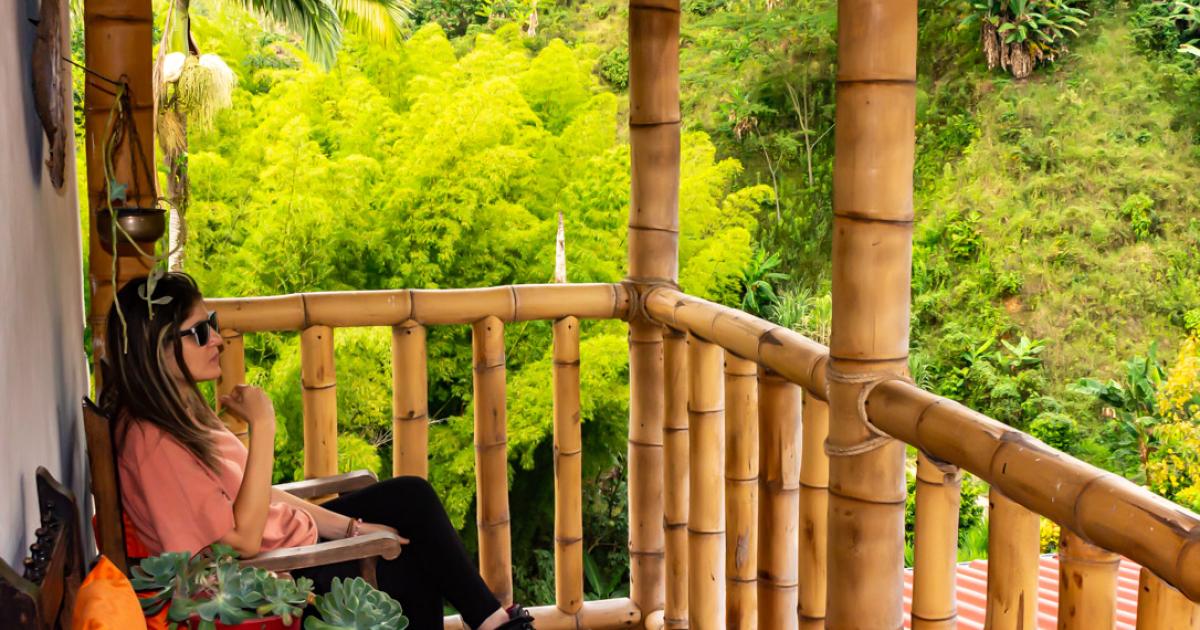 Shalom, vista a Naturaleza. Cerca a Neira, Mujer sentada en bambú y guadua