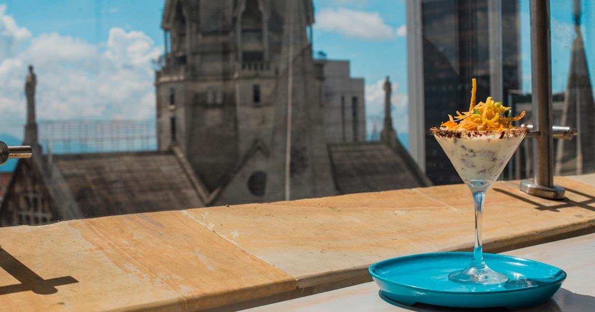 Ceviche en Azotea Roof Top Manizales. Vista elevada Catedral Basílica de Manizales