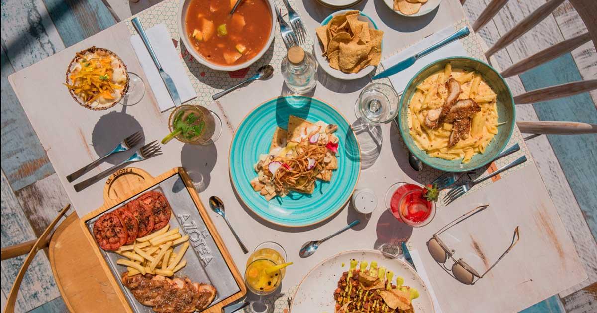 Platos y comida en Azotea Roof Top Manizales. Vista elevada Catedral Basílica de Manizales