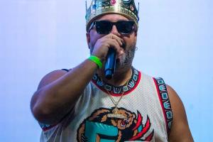 Ñejo: Debutó en 1997 con la canción «No sean guillao» para la producción DJ Joe 5, y en 1998, en la producción de DJ Joe 6 con la canción «Guillao de matón», ambas del productor DJ Joe